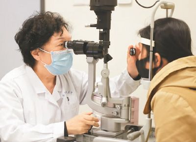 近日，江苏省人民医院门诊部医生为患者检查眼睛。徐 琦摄（人民视觉）