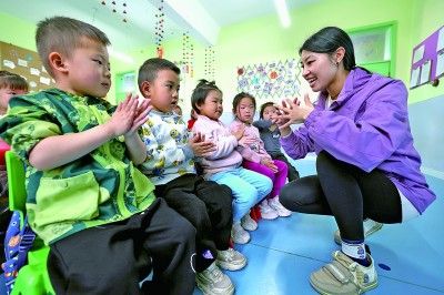 在河北石家庄晋州市第三幼儿园，小朋友在老师指导下学习“七步洗手法”。新华社发