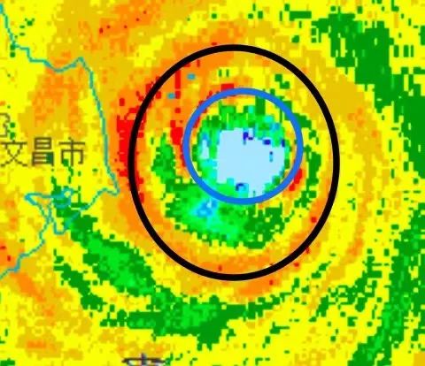 台风摩羯靠近登陆地时，依然有内眼壁残余，外侧眼壁已较为完整（图片来源：中央气象台）