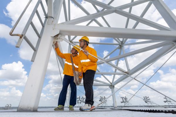 9月13日，房建巡检工在上海虹桥火车站巡检。新华社记者 王翔 摄